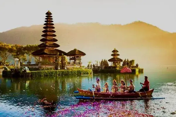 North Bali: Brama Arama Wihara, Ulundanu Temple, Lovina Beach, Wanagiri ...