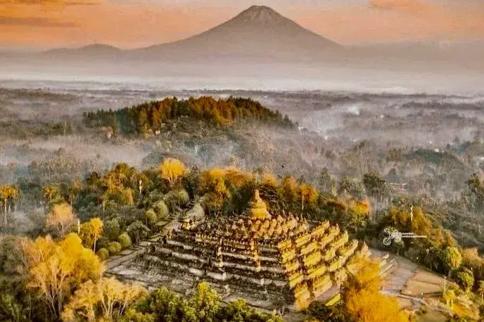 ボロブドゥールとプランバナン